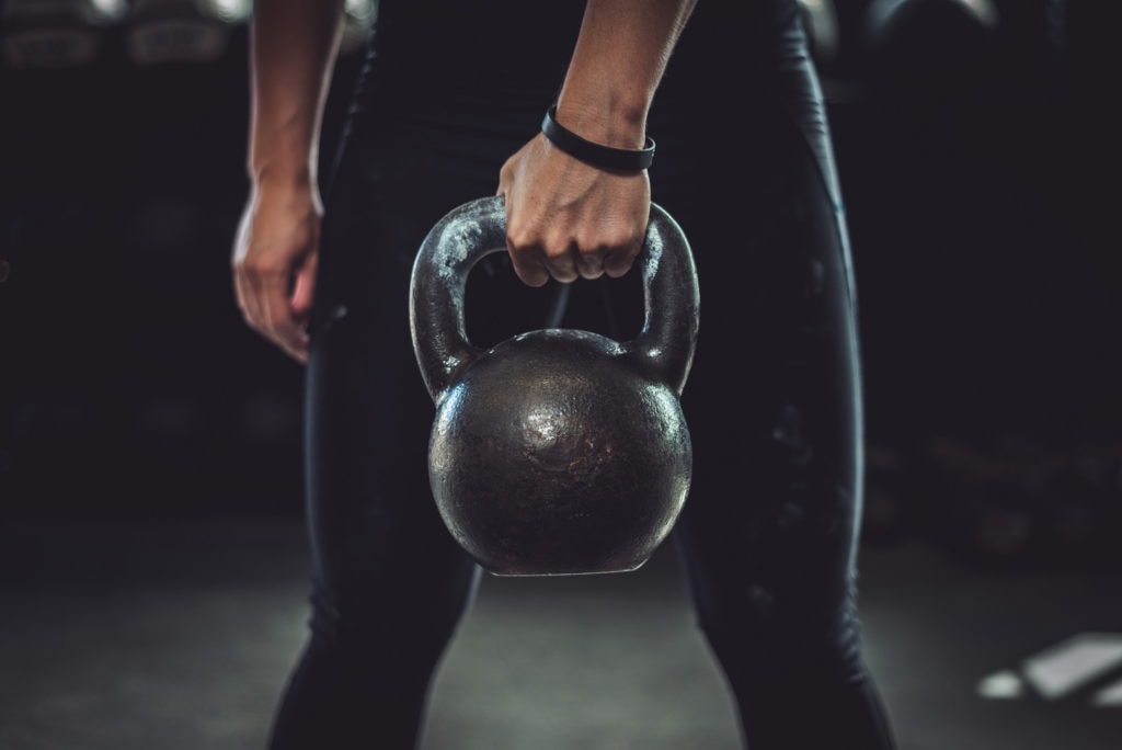 Raka enbensmarklyft med kettlebell